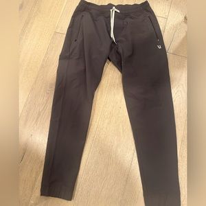 Vuori transit jogger. Color olive, Size Medium *like new*